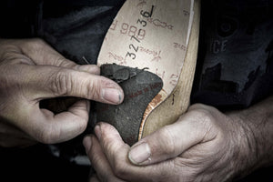 Τα χέρια του υποδηματοποιού κατά την κατασκευή ενός παπουτσιού.