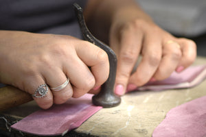 Τα χέρια της υποδηματοποιού κατά την κατασκευή ενός παπουτσιού.